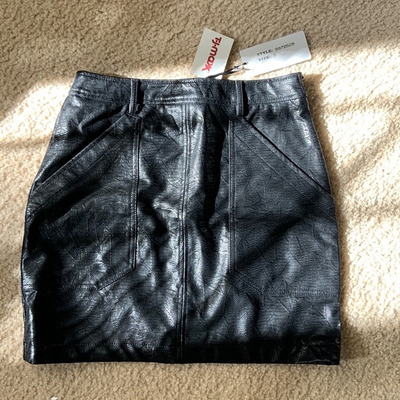 The skirt is new never worn - Picture 1 of 2